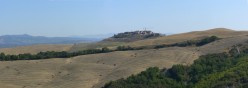 La campagna intorno dopo il raccolto estivo