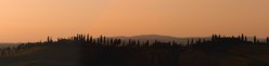 Un tramonto tra i cipressi