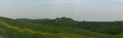 Casale con cipressi che domina da sopra un poggio