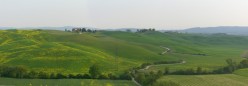 Vallata solcata da una strada bianca