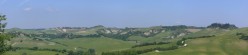 La strada che porta alla fattoria in cima ad un cucuzzolo
