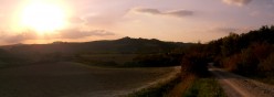 Tramonto sulle crete percorrendo una strada bianca