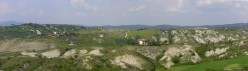 Casali accovacciatri sopra i calanchi