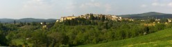 Il paese vecchio in mezzo al verde
