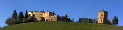 La cappella e la fattoria di Quinciano sul colle sopra la strada per Vescovato di Murlo