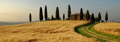 Tipico casale in estate dopo la mietitura del grano