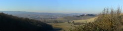 Monteroni sullo sfondo in basso