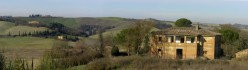 Casale abbandonato vicino alla strada