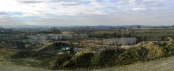 Panoramica su una trincea con due laghetti sul fondo