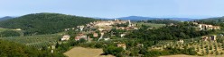 Trequanda fra le colline boscose