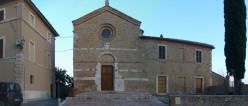 Panoramica sulla chiessa all'interno della Rocca di San Giovanni