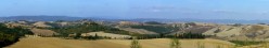 Il podere Schifanoia con sullo sfondo la valle dell'Ombrone